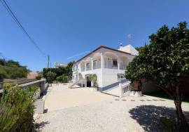 3-Bed Family Villa in excellent condition with Guest Apartment – Boliqueime, Algarve