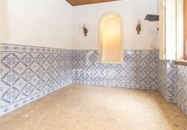 3 bedroom apartment for refurbishment with generous patio 3 bedroom apartment for refurbishment with generous patio