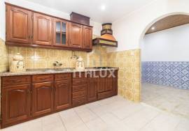 3 bedroom apartment for refurbishment with generous patio 3 bedroom apartment for refurbishment with generous patio