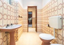 3 bedroom apartment for refurbishment with generous patio 3 bedroom apartment for refurbishment with generous patio