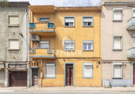 3 bedroom apartment for refurbishment with generous patio