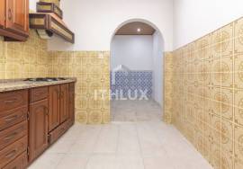 3 bedroom apartment for refurbishment with generous patio 3 bedroom apartment for refurbishment with generous patio
