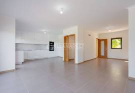 Stunning Renovated 3-Bedroom Villa with Rooftop and Pool – Guia, Algarve