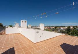 Stunning Renovated 3-Bedroom Villa with Rooftop and Pool – Guia, Algarve