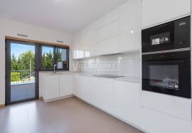 Stunning Renovated 3-Bedroom Villa with Rooftop and Pool – Guia, Algarve