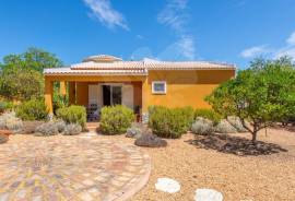4 bedroom villa, detached, single storey & with garage - near Loulé town centre