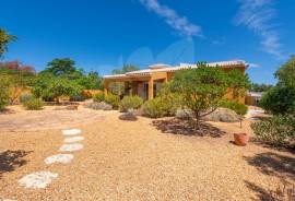 4 bedroom villa, detached, single storey & with garage - near Loulé town centre 4 bedroom villa, detached, single storey & with garage - near Loulé town centre