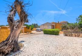 4 bedroom villa, detached, single storey & with garage - near Loulé town centre 4 bedroom villa, detached, single storey & with garage - near Loulé town centre