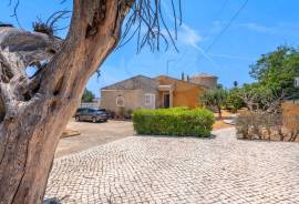 4 bedroom villa, detached, single storey & with garage - near Loulé town centre 4 bedroom villa, detached, single storey & with garage - near Loulé town centre