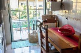 Spacious 3 Bedroom Apartment in the Heart of Loulé with storage.