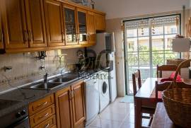 Spacious 3 Bedroom Apartment in the Heart of Loulé with storage.
