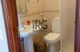 Spacious 3 Bedroom Apartment in the Heart of Loulé with storage.