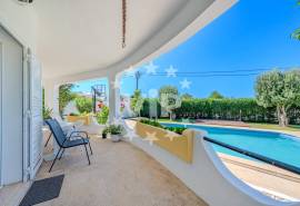 ALBUFEIRA – 4 BEDROOM VILLA – PRIVATE GARDEN – SWIMMING POOL – GARAGE