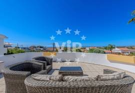 ALBUFEIRA – 4 BEDROOM VILLA – PRIVATE GARDEN – SWIMMING POOL – GARAGE