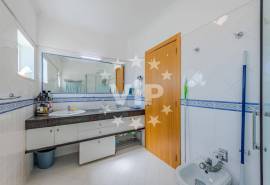 ALBUFEIRA – 4 BEDROOM VILLA – PRIVATE GARDEN – SWIMMING POOL – GARAGE
