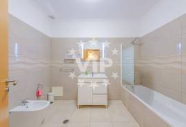 ALBUFEIRA – 4 BEDROOM VILLA – PRIVATE GARDEN – SWIMMING POOL – GARAGE