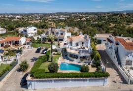 ALBUFEIRA – 4 BEDROOM VILLA – PRIVATE GARDEN – SWIMMING POOL – GARAGE