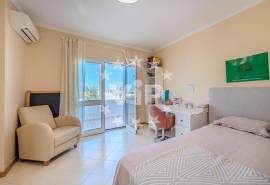 ALBUFEIRA – 4 BEDROOM VILLA – PRIVATE GARDEN – SWIMMING POOL – GARAGE