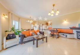 ALBUFEIRA – 4 BEDROOM VILLA – PRIVATE GARDEN – SWIMMING POOL – GARAGE