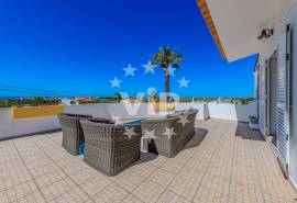 ALBUFEIRA – 4 BEDROOM VILLA – PRIVATE GARDEN – SWIMMING POOL – GARAGE