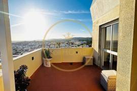 Penthouse with sea view and central location in Loulé