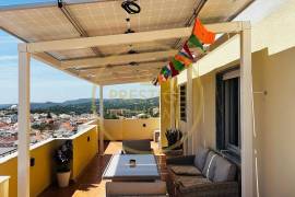 Penthouse with sea view and central location in Loulé