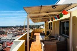 Penthouse with sea view and central location in Loulé