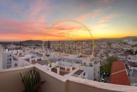 Penthouse with sea view and central location in Loulé