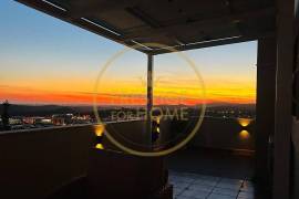 Penthouse with sea view and central location in Loulé