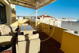 Penthouse with sea view and central location in Loulé