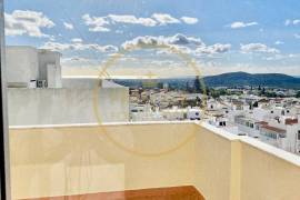 Penthouse with sea view and central location in Loulé