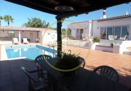 4-bedroom villa with panoramic sea views, swimming pool and 5,000 m² of land – Santa Bárbara de Nexe