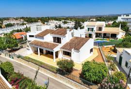 Tavira – Spacious 4-bedroom villa with sea views, garage and near centre