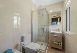 Alporchinhos/Porches - 2-bedroom townhouse, sea views, communal pool, walking distance to beaches and amenities Alporchinhos/Porches - 2-bedroom townhouse, sea views, communal pool, walking distance to beaches and amenities