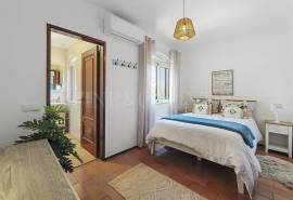 Alporchinhos/Porches - 2-bedroom townhouse, sea views, communal pool, walking distance to beaches and amenities Alporchinhos/Porches - 2-bedroom townhouse, sea views, communal pool, walking distance to beaches and amenities