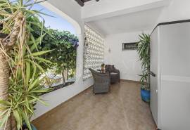 Alporchinhos/Porches - 2-bedroom townhouse, sea views, communal pool, walking distance to beaches and amenities Alporchinhos/Porches - 2-bedroom townhouse, sea views, communal pool, walking distance to beaches and amenities