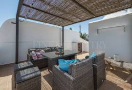 Alporchinhos/Porches - 2-bedroom townhouse, sea views, communal pool, walking distance to beaches and amenities Alporchinhos/Porches - 2-bedroom townhouse, sea views, communal pool, walking distance to beaches and amenities