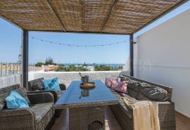Alporchinhos/Porches - 2-bedroom townhouse, sea views, communal pool, walking distance to beaches and amenities Alporchinhos/Porches - 2-bedroom townhouse, sea views, communal pool, walking distance to beaches and amenities