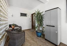 Alporchinhos/Porches - 2-bedroom townhouse, sea views, communal pool, walking distance to beaches and amenities Alporchinhos/Porches - 2-bedroom townhouse, sea views, communal pool, walking distance to beaches and amenities