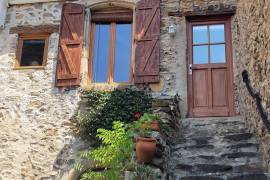 A Charming Stone House With 90 M2 Of Living Space, Vaulted Cellars And A Large Courtyard. A Charming Stone House With 90 M2 Of Living Space, Vaulted Cellars And A Large Courtyard.