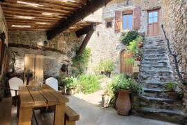 A Charming Stone House With 90 M2 Of Living Space, Vaulted Cellars And A Large Courtyard.