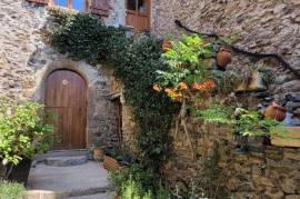 A Charming Stone House With 90 M2 Of Living Space, Vaulted Cellars And A Large Courtyard. A Charming Stone House With 90 M2 Of Living Space, Vaulted Cellars And A Large Courtyard.