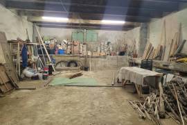 Stone Wine Storehouse Offering 110 M2 Of Floor Space With One Upper Floor And A 76 M2 Garden.