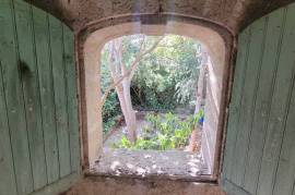Stone Wine Storehouse Offering 110 M2 Of Floor Space With One Upper Floor And A 76 M2 Garden.