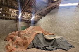 Stone Wine Storehouse Offering 110 M2 Of Floor Space With One Upper Floor And A 76 M2 Garden.