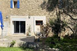 Beautiful And Rare Property Offering A Main House, A Studio And An Independent Guesthouse On A 545 M2 Plot With Garden And Well.