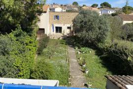 Beautiful And Rare Property Offering A Main House, A Studio And An Independent Guesthouse On A 545 M2 Plot With Garden And Well.