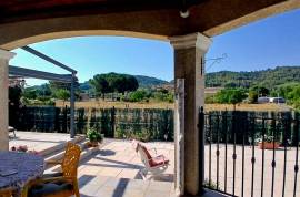 Beautifully Renovated Villa With 5 Bedrooms, 2 Bathrooms And A Garage On A Landscaped 681 M2 Plot With Heated Swimming Pool And Petanque Court. Beautifully Renovated Villa With 5 Bedrooms, 2 Bathrooms And A Garage On A Landscaped 681 M2 Plot With Heated Swimming Pool And Petanque Court.