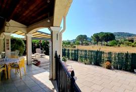 Beautifully Renovated Villa With 5 Bedrooms, 2 Bathrooms And A Garage On A Landscaped 681 M2 Plot With Heated Swimming Pool And Petanque Court. Beautifully Renovated Villa With 5 Bedrooms, 2 Bathrooms And A Garage On A Landscaped 681 M2 Plot With Heated Swimming Pool And Petanque Court.