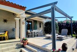 Beautifully Renovated Villa With 5 Bedrooms, 2 Bathrooms And A Garage On A Landscaped 681 M2 Plot With Heated Swimming Pool And Petanque Court. Beautifully Renovated Villa With 5 Bedrooms, 2 Bathrooms And A Garage On A Landscaped 681 M2 Plot With Heated Swimming Pool And Petanque Court.